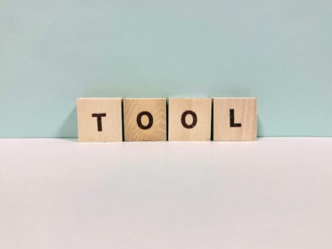 試験で必要となるツールとアイテム: 合格への道具を揃えよう